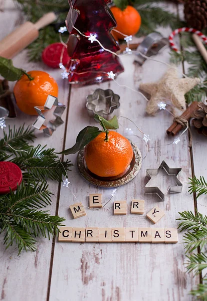 Vánoční dekorace s mandarinky, soubory cookie, plody a koření — Stock fotografie