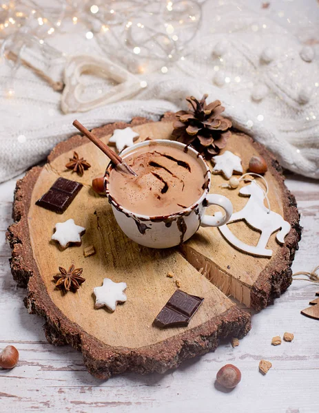 Chocolate caliente de Navidad, decoración con nueces, especias —  Fotos de Stock