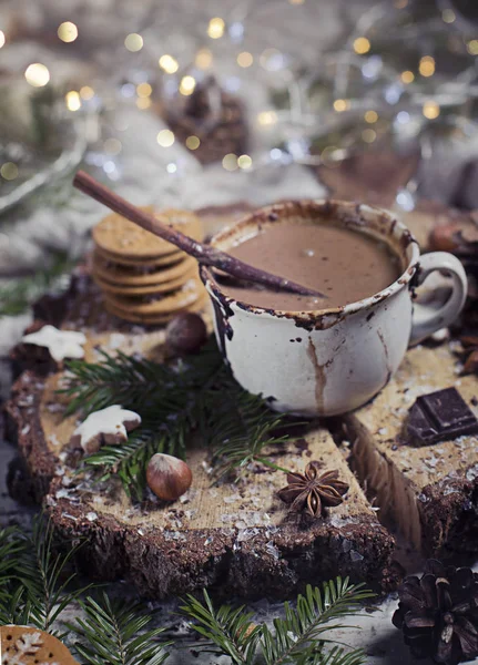 Chocolate caliente de Navidad, decoración con nueces, especias —  Fotos de Stock