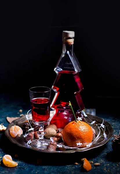 Vin rouge dans une bouteille en forme d'arbre de Noël — Photo
