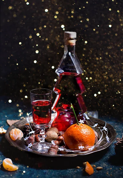 Noel ağacı şeklinde bir şişede kırmızı şarap. — Stok fotoğraf