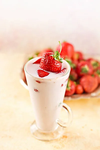 新鲜健康的草莓鸡尾酒 — 图库照片