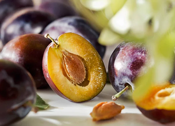 Blauviolette Frucht Hintergrund Mit Reifen Leckeren Süßen Pflaumen Aus Dem — Stockfoto