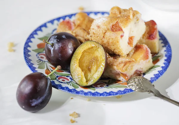 Portion Pflaumenkuchen Auf Einem Teller — Stockfoto