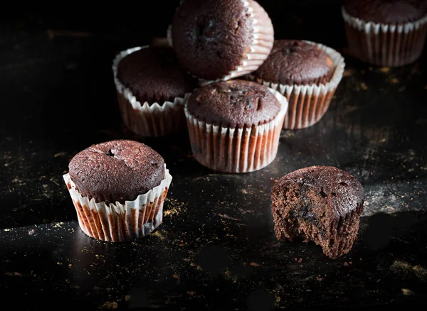 深色背景的巧克力布朗尼蛋糕 — 图库照片