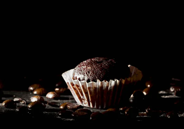Smakelijke Chocolade Brownie Cupcake Donkere Achtergrond — Stockfoto