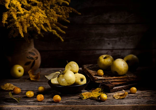 Manzana Silvestre Amarilla Sobre Fondo Madera —  Fotos de Stock