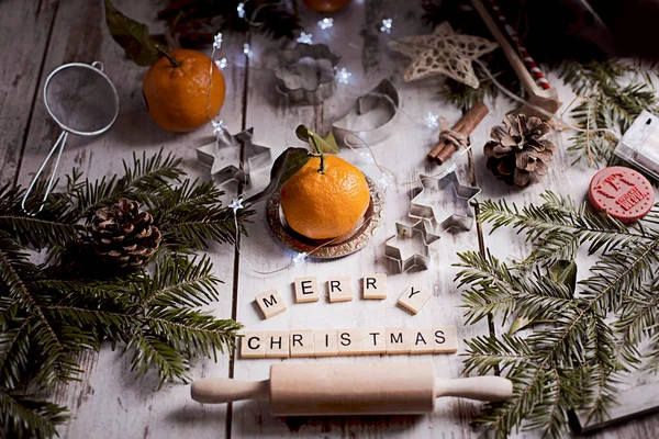 クリスマスの時間にテーブルの上のクリスマスの装飾 — ストック写真