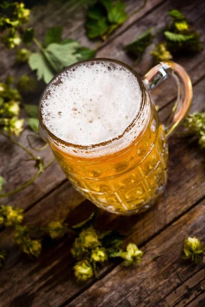 Bierkrug Mit Grünem Hopfen Und Auf Einem Holztisch — Stockfoto