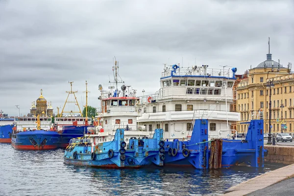 São Petersburgo Navios Empurram Rebocadores Cais Beira Mar Tenente Schmidt — Fotografia de Stock