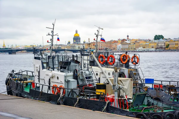 Saint Pétersbourg Remorqueurs Jetée Dans Partie Historique Ville Sur Front — Photo