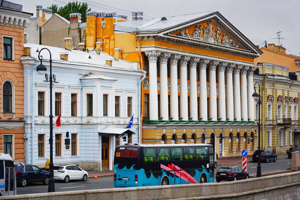 Санкт-Петербург, вид с Благовещенского моста на Английскую набережную и особняк графа Румянцева
