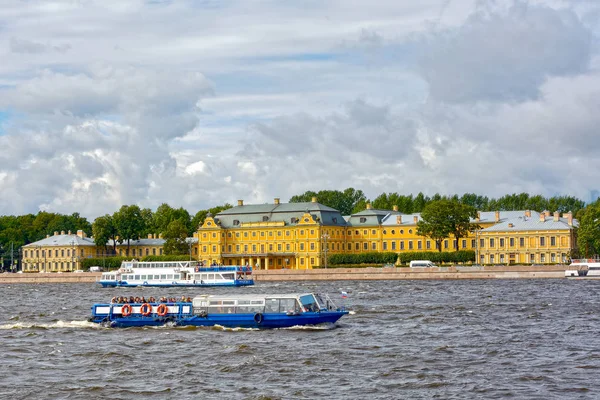 São Petersburgo Rússia Agosto 2017 Barcos Turísticos Rio Neva Parte — Fotografia de Stock