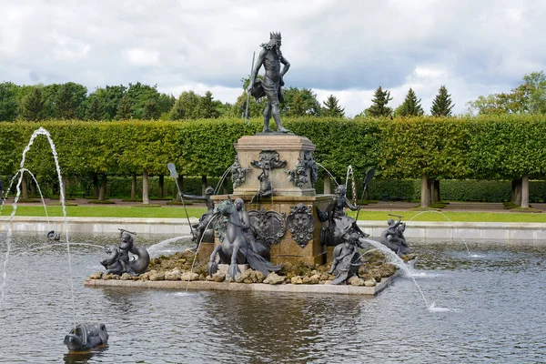 Peterhof Rússia Agosto 2017 Lagoa Com Fonte Netuno Jardim Superior — Fotografia de Stock