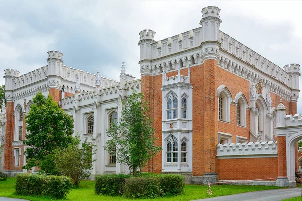 Peterhof, Rusya Federasyonu-Ağustos 27, 2017: Ana İmparatorluk ahır, Peterhof, Rusya eski bina cephe parçası