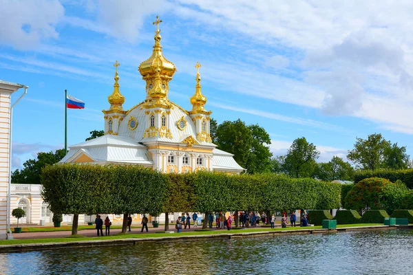 俄罗斯彼得夏宫 2017年8月27日 俄罗斯彼得夏宫上花园圣彼得和保罗宫殿教堂的景色 — 图库照片