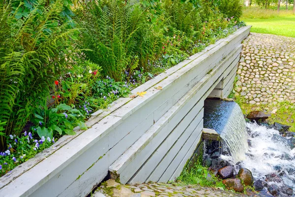 Peterhof Rusland Augustus 2017 Bloemen Voetgangersbrug Het Landschap Park Van — Stockfoto