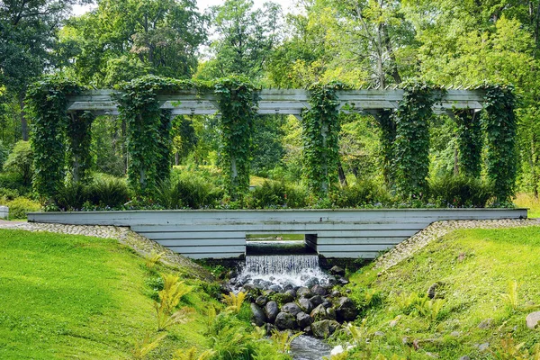 Peterhof Rusland Augustus 2017 Voetgangersbrug Met Pergola Het Landschapspark Van — Stockfoto