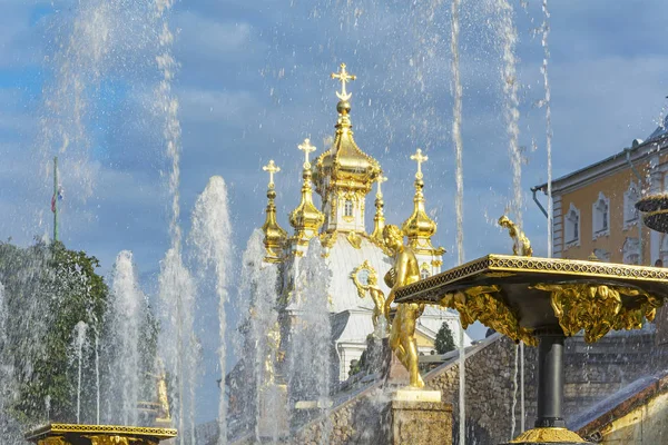 俄罗斯彼得夏宫 2017年8月27日 俄罗斯彼得夏宫下公园大瀑布和圣彼得和保罗宫殿教堂的观点 — 图库照片