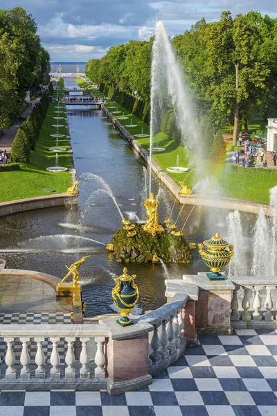 Peterhof, Rusya Federasyonu-Ağustos 27, 2017: Grand Cascade terasından görünümüne Samson Çeşme ve büyük Samson kanal, Peterhof, Rusya Federasyonu