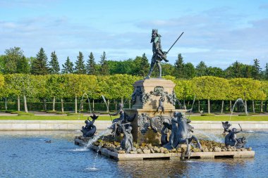 Peterhof, Rusya Federasyonu-Ağustos 27, 2017: gölet Neptün Çeşmesi'üst Bahçe, Peterhof, Rusya Federasyonu