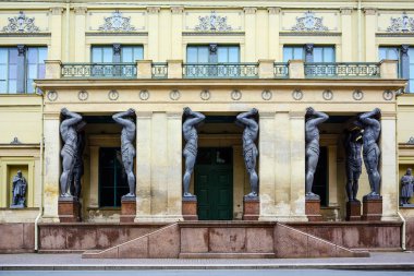St. Petersburg, sundurma Atlantes granit heykelleri ile dekore edilmiş bir portiko ile yeni Hermitage Binası