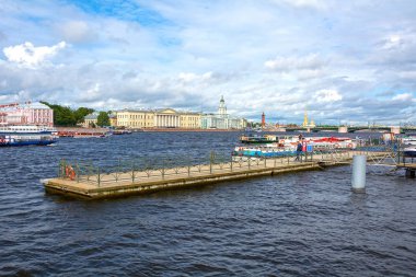 St. Petersburg, Rusya Federasyonu-Ağustos 26, 2017: St. Petersburg, gezi gemilerde Admiralty dolgu, St. Petersburg, Rusya Federasyonu için iskele