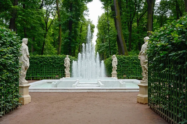 St. Petersburg, Rusya Federasyonu-28 Ağustos 2017: piramit Çeşme tarihinde ana sokak yaz bahçesi, St. Petersburg, Rusya Federasyonu