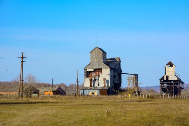 Novoromanovo Köyü, Kemerovo bölgesi kenarında eski tahıl kurutucular