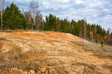 Köy Aprelka, Kemerovo bölgesi, Batı Sibirya yakınlarında kırmızı Refrakter kil tabakası teknelerin
