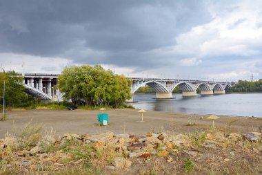 Biysk, Biya nehir ve şehir beach, Altay Kray Belediye yol köprüden görünümünü