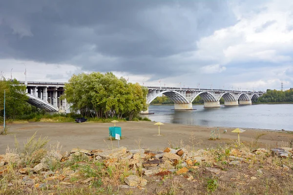 Biejsk Weergave Van Gemeentelijke Verkeersbrug Bieja Het Stad Strand Altai — Stockfoto