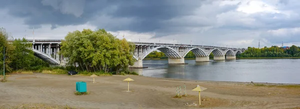 Biysk ビヤ川と市内のビーチ アルタイ地方に架かる市道橋ビュー — ストック写真