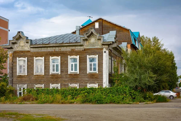 Biysk Krasnogvardeyskaya 街一栋旧木制公寓 — 图库照片