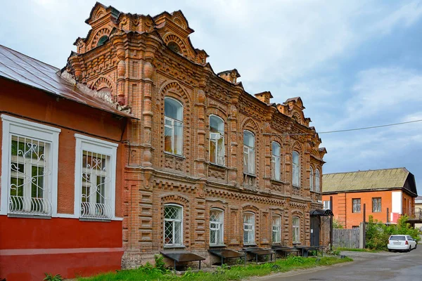 Biysk Krasnogvardeyskaya 通りに古いれんが造りの家 — ストック写真