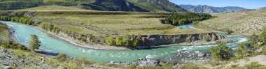 Panoramik manzaralı güzel nehir Chuya, Altay Cumhuriyeti
