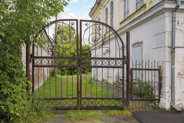 Biysk Metal Gates Drive Yard Former Home Shopping Merchants Sychev — стоковое фото