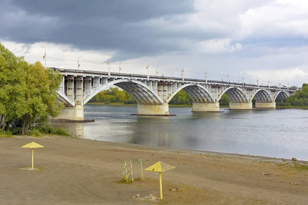 Biysk ビヤ川と市内のビーチ アルタイ地方に架かる市道橋ビュー — ストック写真