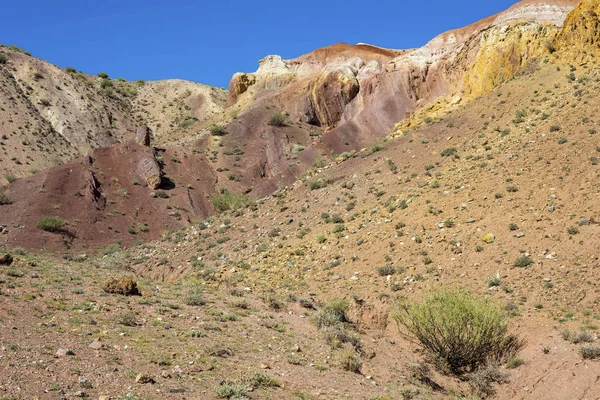 不同色调的粘土山在该地区称为火星景观 Kyzyl Chin 崔草原 阿尔泰共和国 — 图库照片