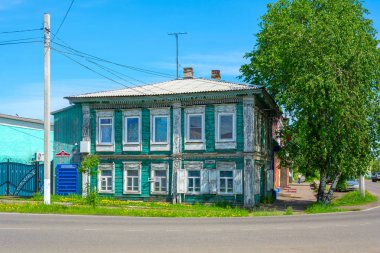 Mariinsk, Rusya Federasyonu-Haziran 12, 2018: ahşap ev eski büyük Moskova ve Waterfront sokaklara Mariinsk, köşesinde Yudalevich tüccar Kemerovo bölgesi, Rusya Federasyonu