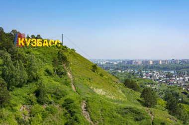 Tom, şehir Kemerovo Nehri'nin hemen kıyısında görünümünü