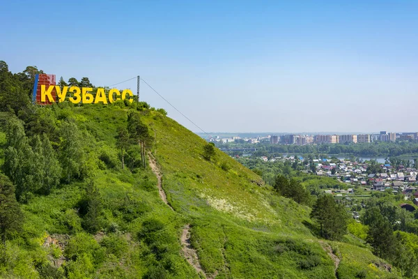 Tom, şehir Kemerovo Nehri'nin hemen kıyısında görünümünü