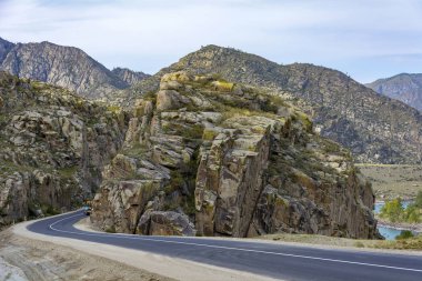 Kaya geçidi massif Altay dağlarında