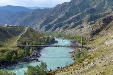 Altai Dağları Katun Nehri üzerinde köprü