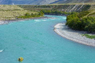 Altai Dağları 'nda Katun nehrinde rafting