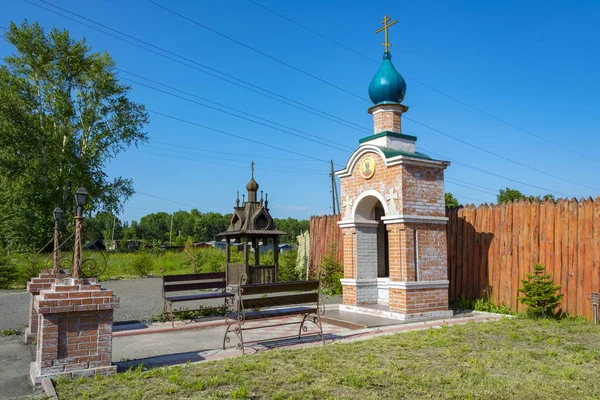 Am Straßenrand Prinz Wladimir Kapelle und Glockenturm in anzhero-sudzhens — Stockfoto