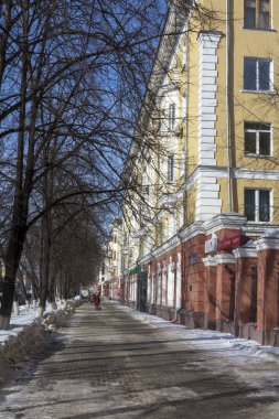 Kemerovo, ilkbaharın başlarında şehir caddesi manzarası