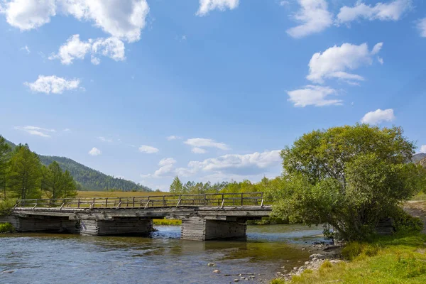 Puente sobre el río Ursul en el pueblo de Sisiman —  Fotos de Stock