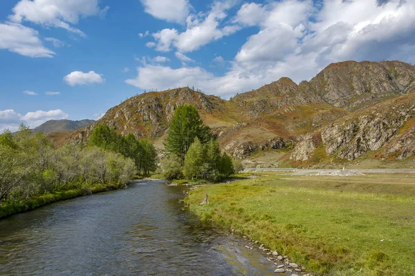 阿尔泰山脉的乌尔苏尔河, — 图库照片