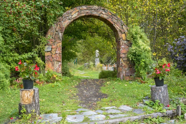 Decorative arch in a beautiful garden — Stock Photo, Image